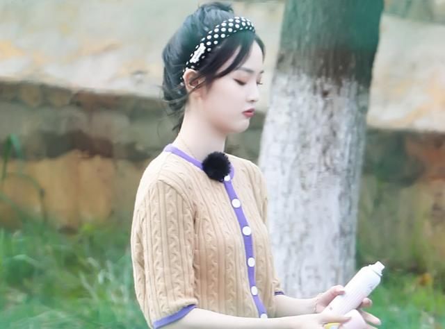  离不开|吴宣仪录综艺被抓拍，扎高马尾成元气少女，我的眼睛离不开她的腿