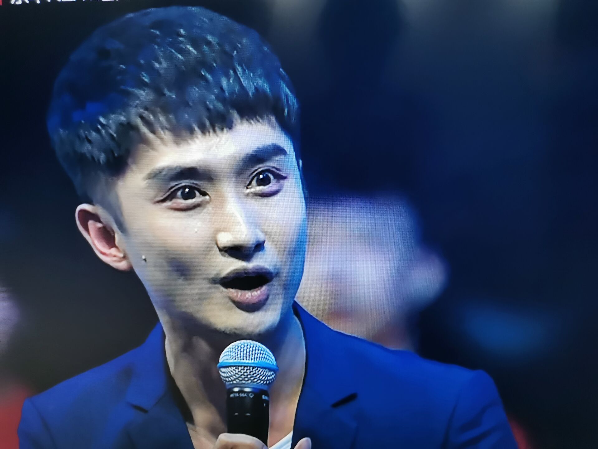  惊现|东方台618晚会字幕打错，惊现“死亡灯光”，创造营首秀翻车