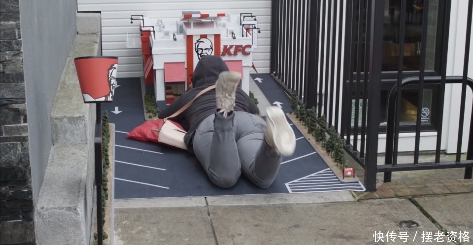 趴在|世界最小的肯德基店,一份炸鸡比手指还小,还得趴在地上取餐