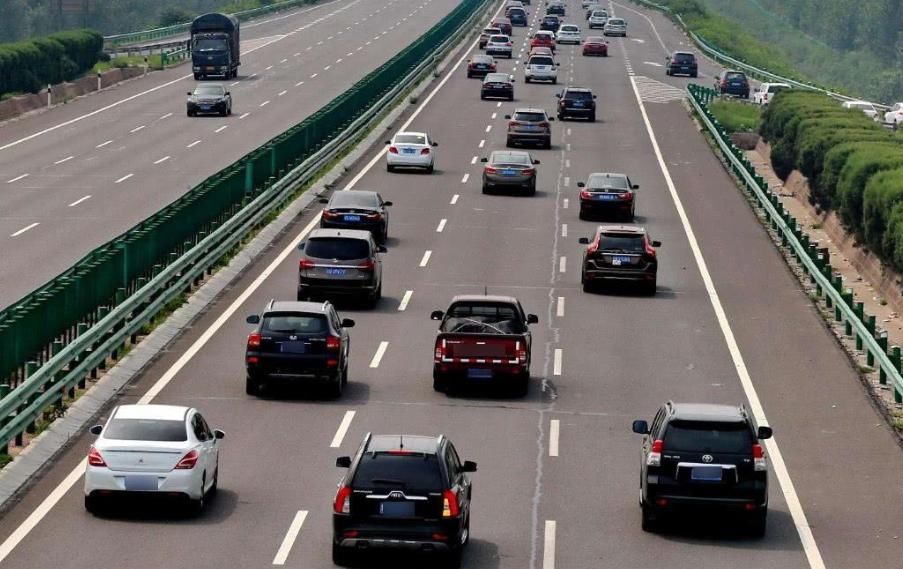  妻子|女子高速抢夺方向盘，被老公一脚踹下车，网友：换我也踹