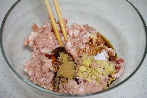 酥脆|酥脆掉渣的油酥肉饼，拌馅揉面油煎的三大窍门，几分钟学会不用愁