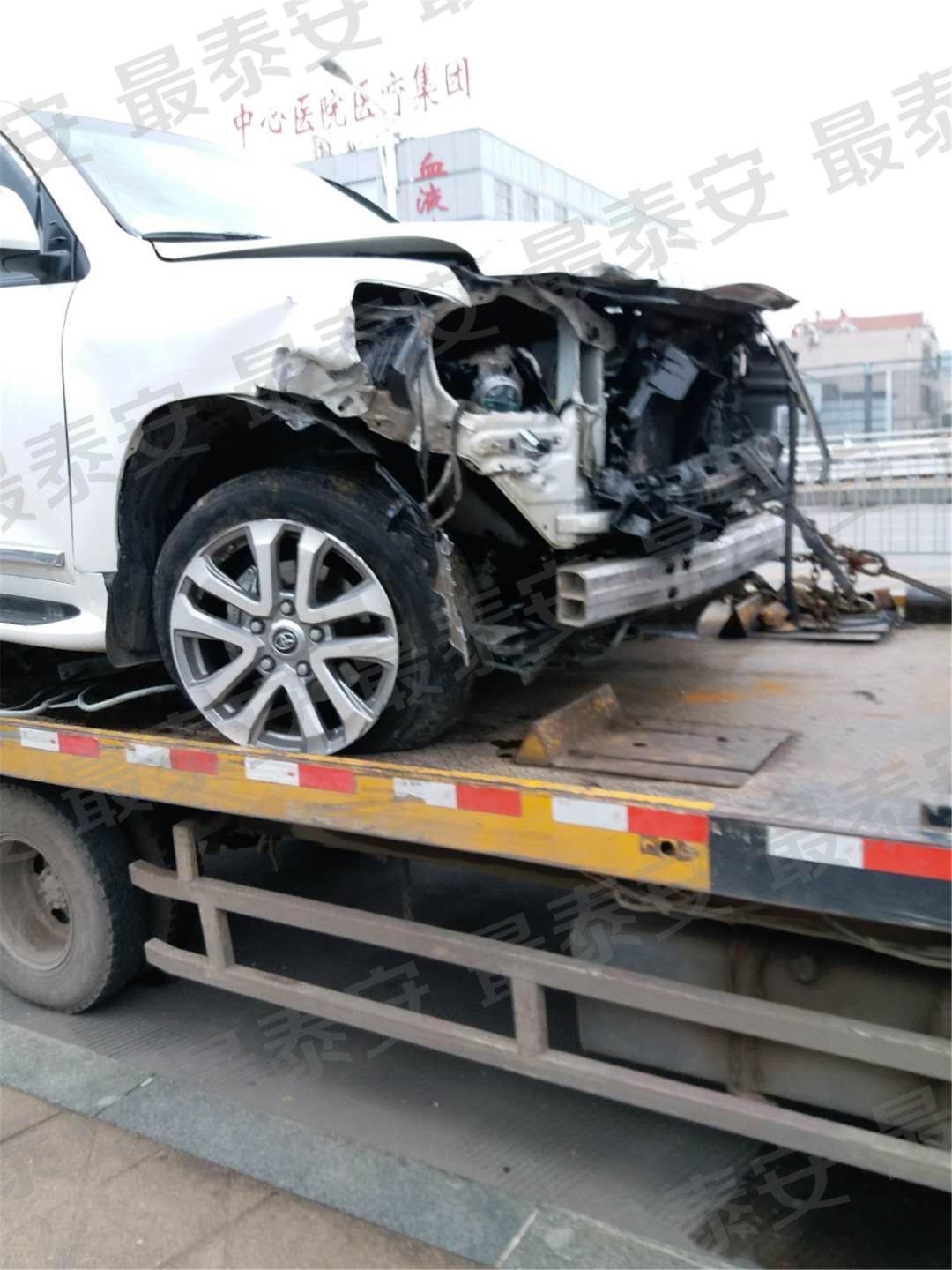  现场|提醒！撞坏护栏千万别溜，小心构成肇事逃逸！| 一线微观