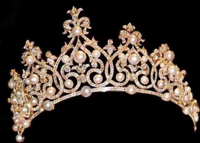 机车|60岁朋克王妃穿长裙骑机车,20岁嫁54岁王子,儿子秃顶颜值成迷