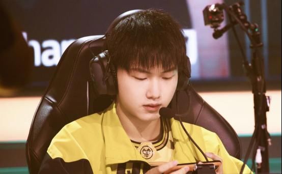  刺痛|KPL：赖神开播传出刺痛声音，细看竟是在QG，这是来FLY争战边？