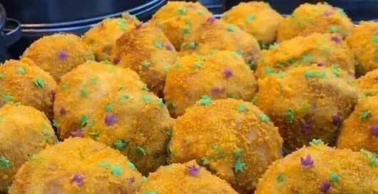 小吃|下岗夫妻街边卖“独特小吃”,路人围观却不买,尝过后瞬间被抢光