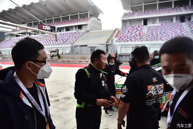 转向|601号赛车被撞，轮圈缺一块还能完赛。818号赛车突然无法转向