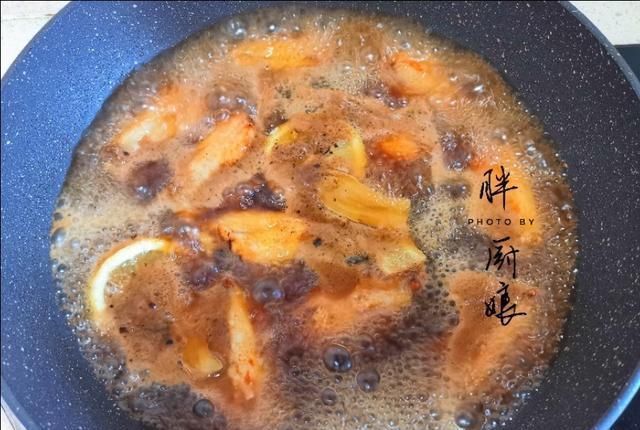 色泽|可乐鸡翅这样做才好吃,色泽红亮,骨头一滑就脱,鲜嫩入味