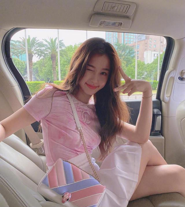 白富美|“白富美”虞书欣颜值下滑？一袭黑色暗纹裙出镜，面容僵硬老十岁