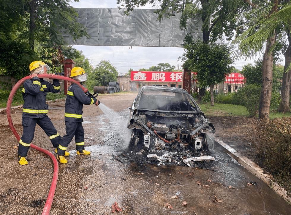  紧要|紧要！离加油站不到50米！江北一新能源车自燃