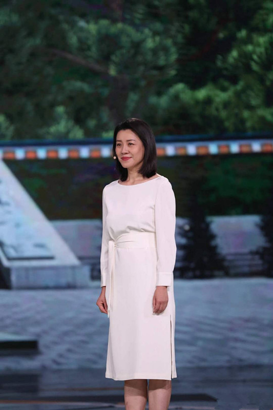 锁骨|“大娘子”刘琳可真美,穿大U领小黑裙端庄优雅,迷人锁骨太惊艳