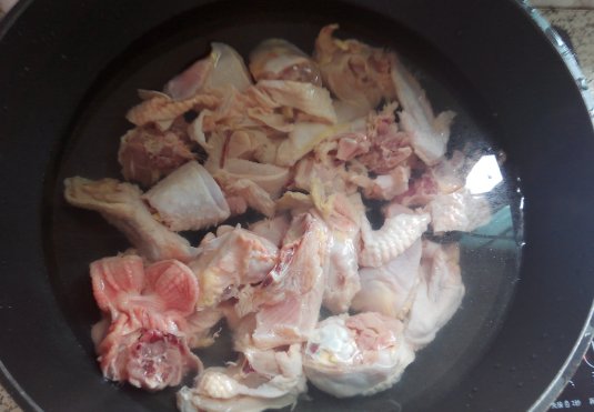  浓郁|五星级大厨：鸡汤熬出鲜味，这3点必不可少！汤汁浓郁，鸡肉滑嫩