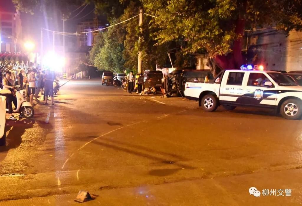  驾驶|轿车顶着电动车猛冲30多米！司机下车惊恐：人去哪了？