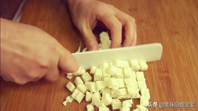 碗中备用|“黄金馒头”的做法分享,注意这一步,切馒头的时候馒头不会掉渣