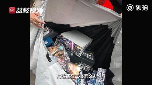 救出|神仙爱情!女孩洪水中救出男友心爱的高达