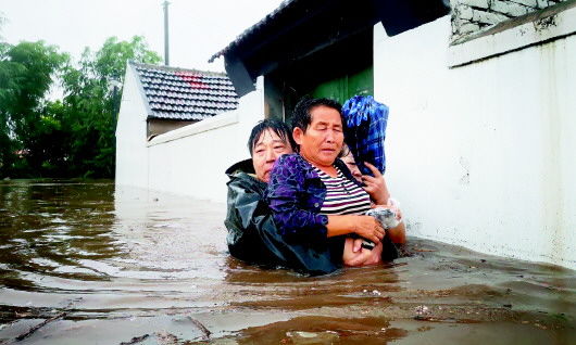 大水|积水中抱老人艰难前行 即墨王演庄北村村支书:都是应该干的