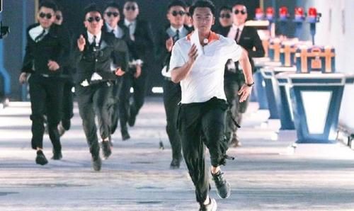  关系|跑男郑恺“罢录”摔衣服！老成员的眼神成亮点，关系好坏一看便知