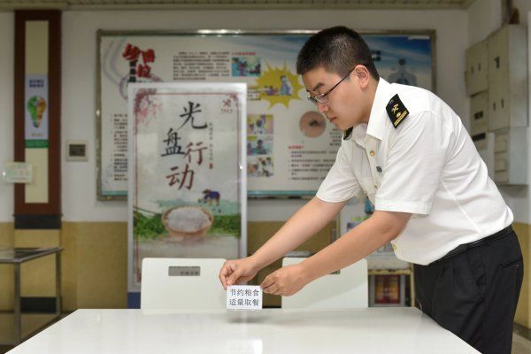 小勺|“七分饱”饭盒、小勺盛菜、电子监控、精准采购......管理“升级” 单位食堂变“节约”