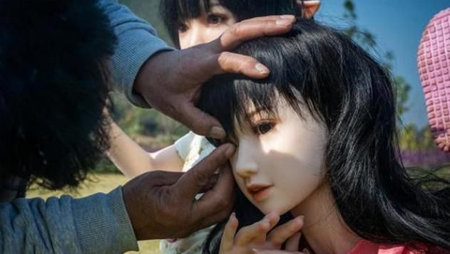 大叔|60岁大叔将仿真娃娃当女儿养,用10万买衣服,网友:畸形的父爱