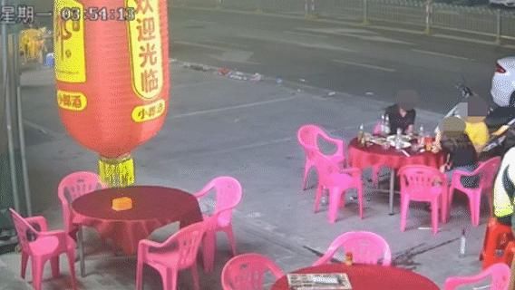 竟然|没钱上网,他竟然当众抢手机……