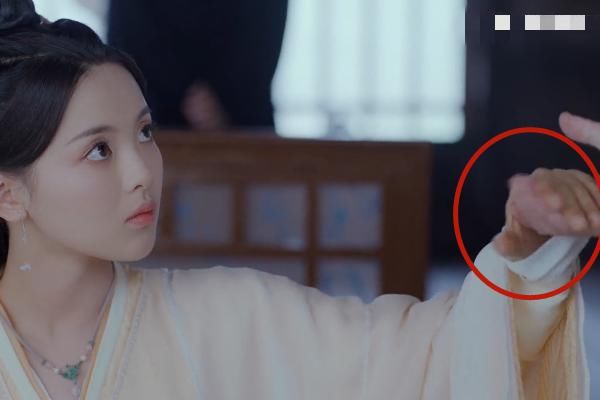  脖子|杨超越的手忘记涂粉了吗？伸手牵男主，脸和脖子比手白3个度