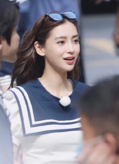  卷发|《跑男》最新路透，baby海军服波浪卷发，少女气质惊艳路人