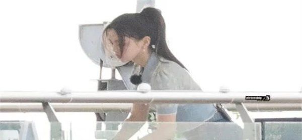  来到|站惯了C位的杨超越, 来到《中餐厅》后竟被排挤到最边? 咖位高低一目了然!