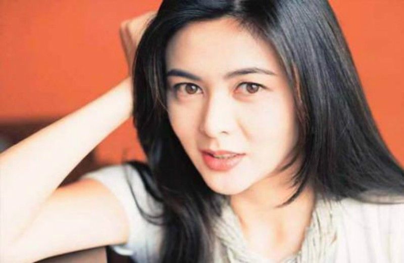  美人|关之琳重新出现公众面前，妆容精致略显老态，与当年相差甚远