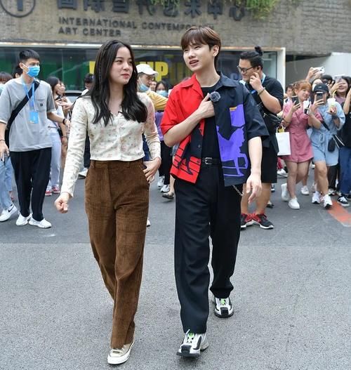 娜娜|欧阳娜娜参与新综艺录制,拍摄路透图流出,这腿是认真的吗?