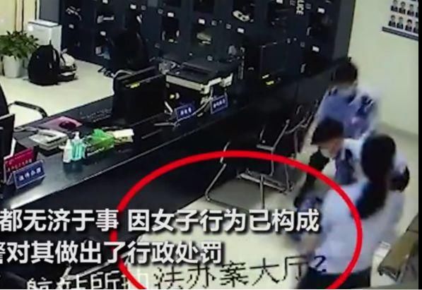  撒泼打滚|女子因误机＂大闹＂机场！坐地撒泼打滚，3个民警都近不了身