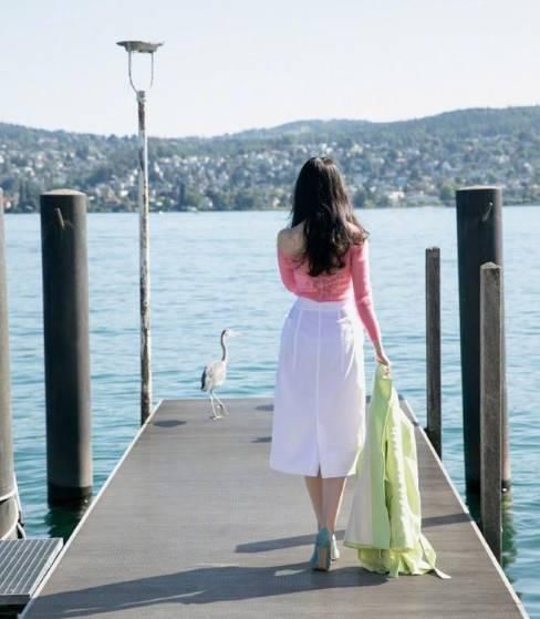 刘亦菲|32岁刘亦菲终于晒美照，粉T半裙大秀蚂蚁腰