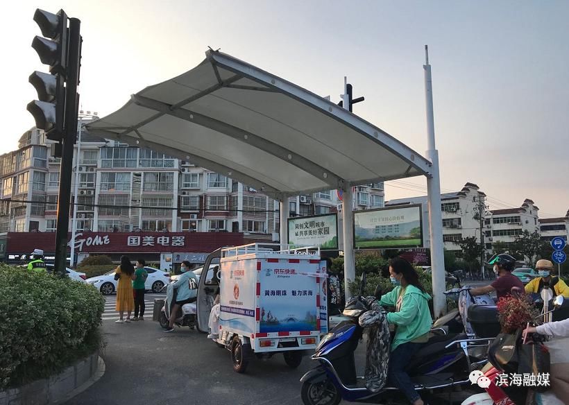  日晒雨淋|再也不怕日晒雨淋了！滨海这个路口的遮阳雨棚正式上线了…