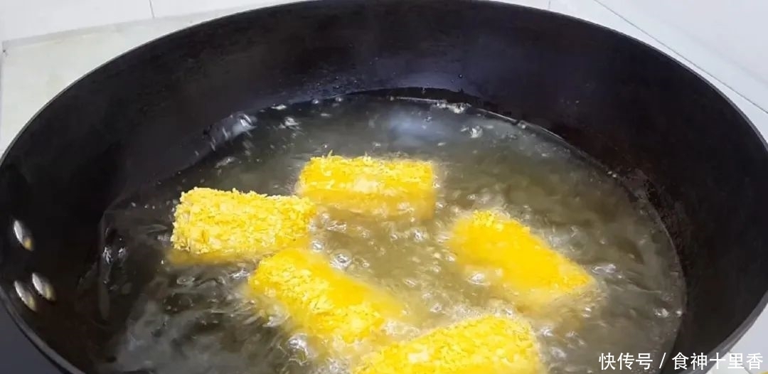  个个|糯米又出新吃法，加2把红枣，个个焦脆又软糯，出锅孩子抢着吃！