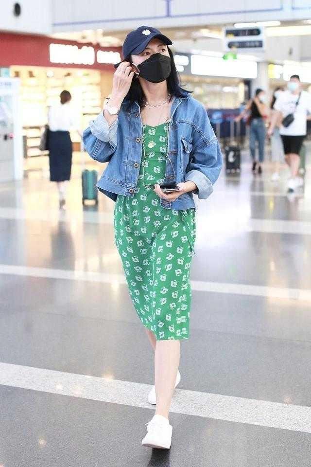 连衣裙|白百何瘦下来真会穿，高领碎花连衣裙配高马尾，气质高级大气