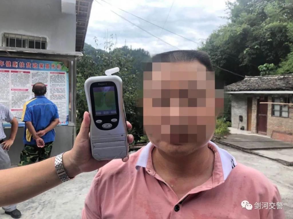  居然|黔东南一男子开车时擦了一把汗居然发生车祸