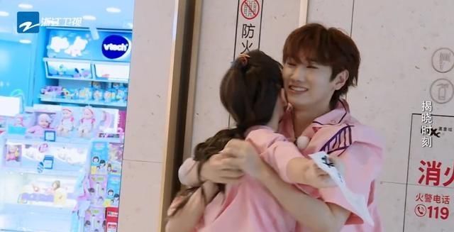  李晨|李晨撕名牌瘾戒不掉？家里收藏所有嘉宾名牌，李现王嘉尔的最显眼