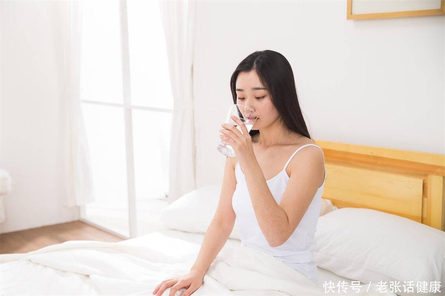 喝水应该慢慢喝还是一次性喝很多(喝水再好，这个时间点也别多喝，不然适得其反)