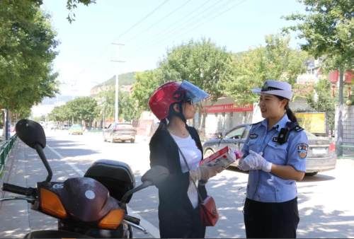 这事|交警当街发礼物?这事是真的!这种行为应该实名表扬