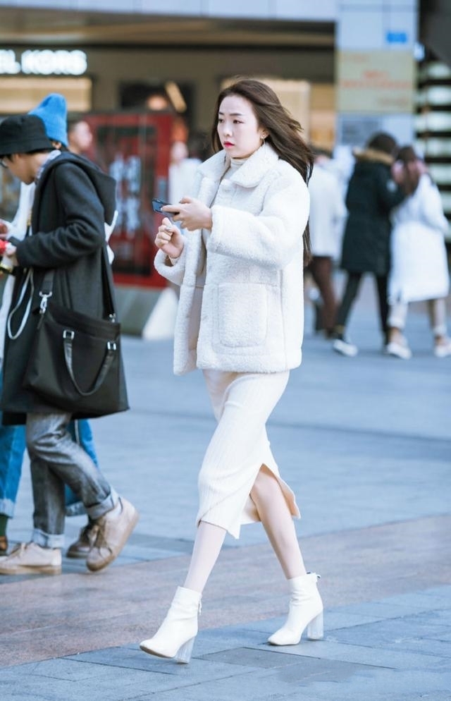 优雅|美女穿搭:美女搭配鱼尾裙,外加白色外套,即轻熟又优雅,清爽更阳光!