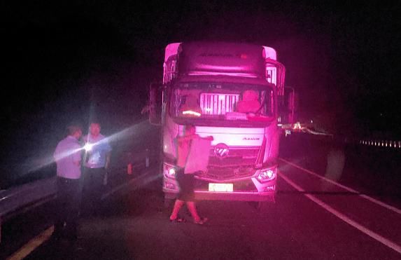 高速公路|货车深夜违停高速,驾驶员竟在应急车道洗澡.