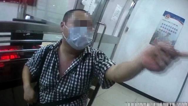 豪横|两男子豪横抗法还辱骂民警，一个行拘，一个刑拘！