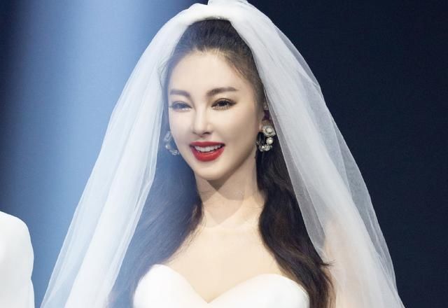  阿朵|网投七人成团，各家粉丝纷纷集资，阿朵、黄龄等人纷纷阻止