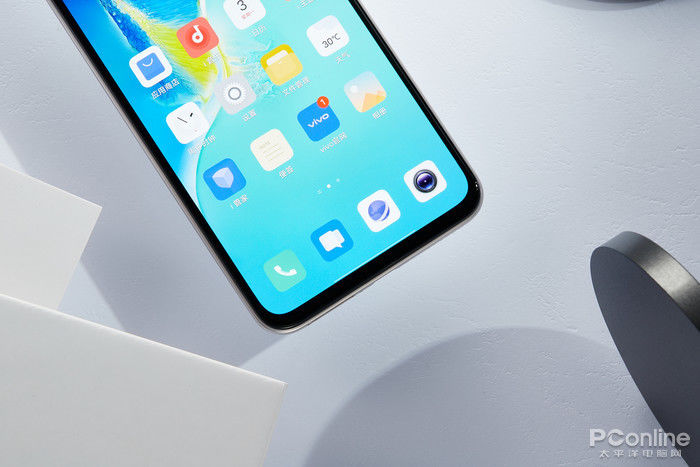  像素|vivo S7评测：轻薄时尚，自拍让女生爱不释手！