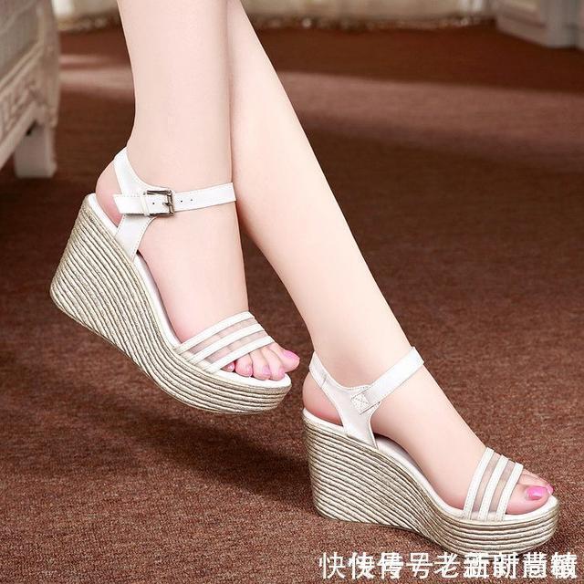  显脚|今年流行的当属这8款坡跟凉鞋，显脚白