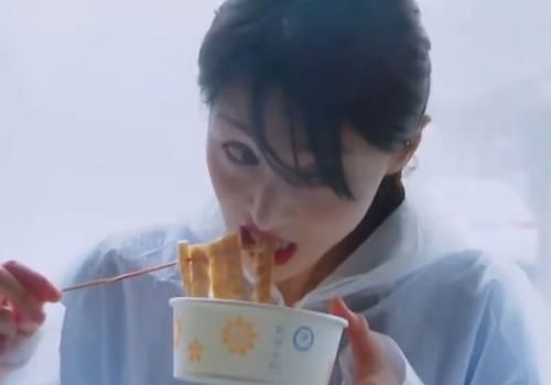 方式|许佳琪请郑爽吃东西,俩人的方式却大不相同,女团和偶像的区别