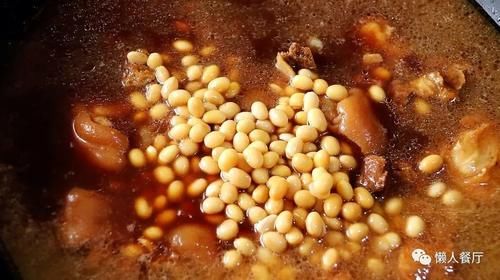  好吃|猪蹄怎么做好吃？配上黄豆一起炖，连汤汁都不会浪费