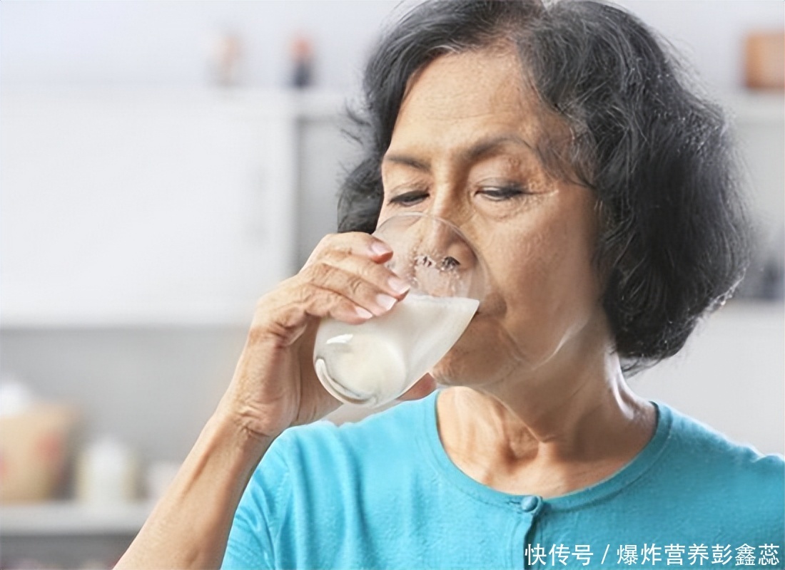 65岁老人喝牛奶好还是喝奶粉好(为什么建议65岁以上的人，一定要喝牛奶？这4个理由不容拒绝)