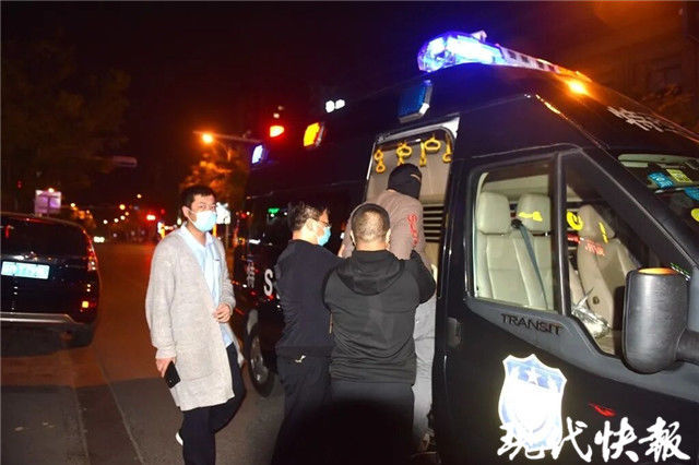  持刀|玩游戏机输了钱持刀抢劫女老板，遇反抗男子连刺数刀杀人