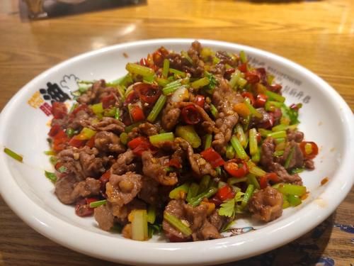 不贵|老妈过生日，20个人点700元的菜，网友：价不贵，就是没食欲