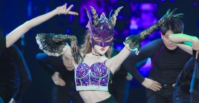  孟美岐|《蒙面舞王》首播尬夸硬捧，卖腰卖腿质量低，王一博孟美岐救不了