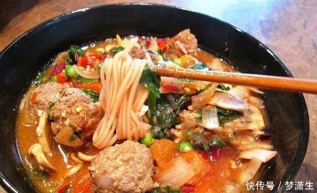 汤面|肉丸和面条一起做,原来这么好吃,我家一周吃5次,上桌汁都不剩